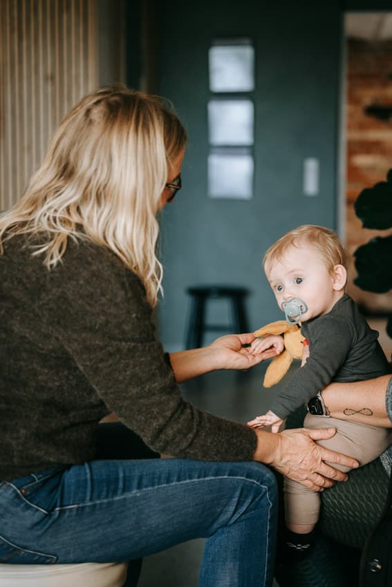 baby får biodynamisk kranio-sakral terapi
