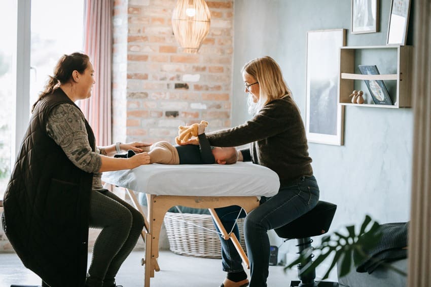 baby kigger kun til en side og baby med skævt hoved