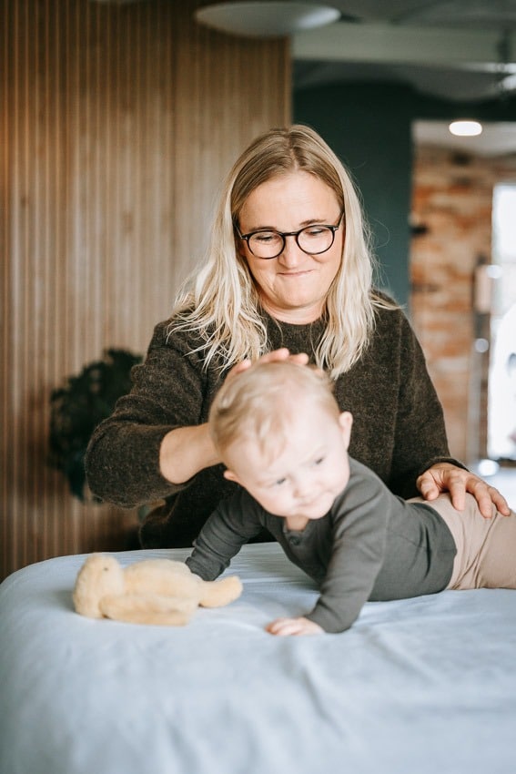 Behandling af baby med biodynamisk kranio-sakral terapi