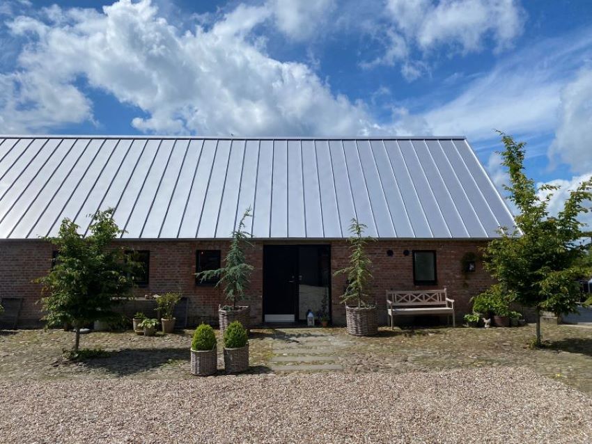 Her parkerer du din bil, og indgang til klinik Spangsberg Terapi ser du her ligefrem