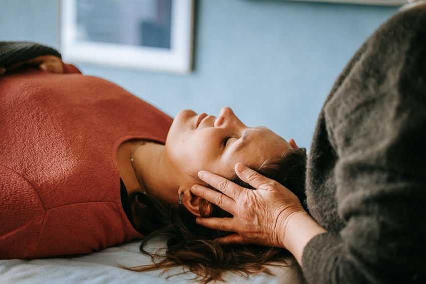 Kvinde får biodynamisk kranio-sakral terapi for smerter, søvnproblmer og stress